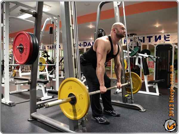 Выполнение упражнений для широчайших мышц спины в тренажере Смита