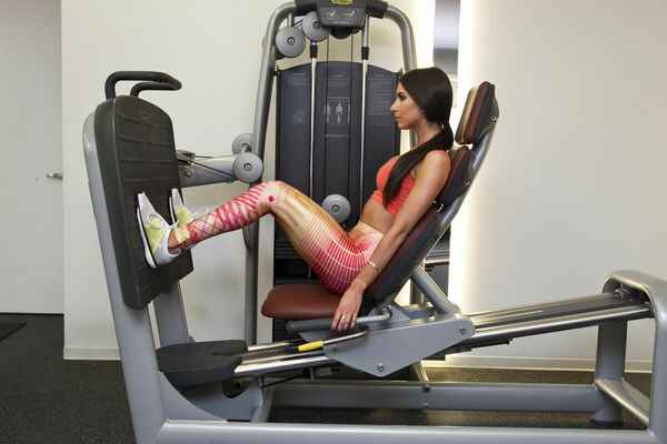 Тренировка ягодичных мышц: толчок ногой назад в тренажере для жима ногами