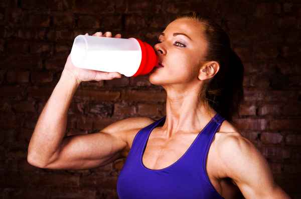 Стоит ли женщинам пить протеиновые добавки?